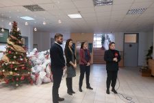 Представници Канцеларије за младе Београда поделили новогодишње пакетиће корисницима Центра