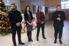Представници Канцеларије за младе Београда поделили новогодишње пакетиће корисницима Центра